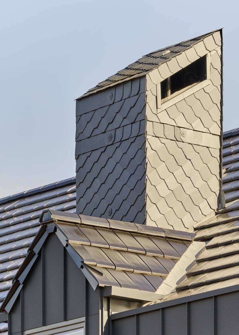 Gaube und Dachfläche mit Metallverkleidung und Rautendeckung